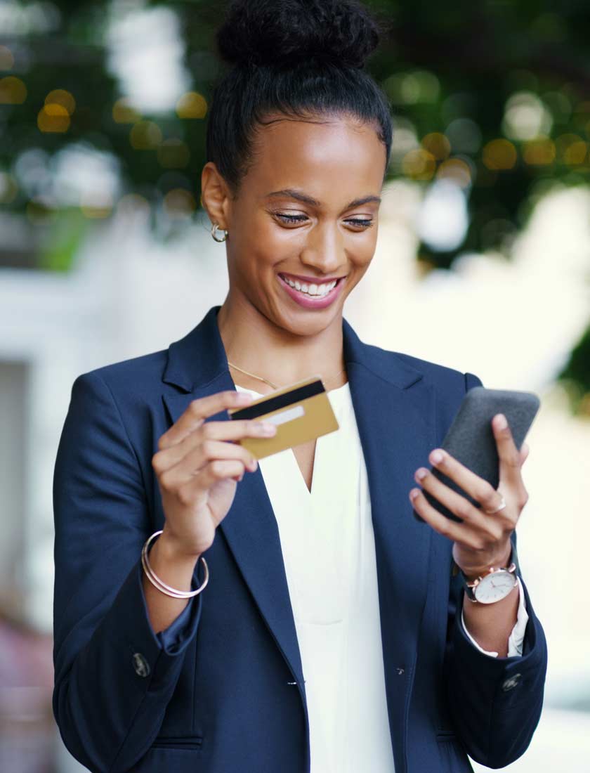 employee using credit card for easy business expenses